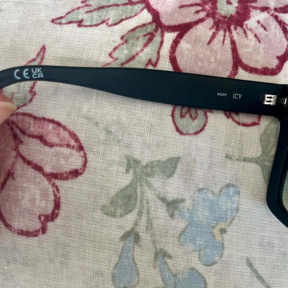 Quay Australia ICY Matte Black Square Sunglasses with Gradient Lenses NEW - Picture 5 of 6